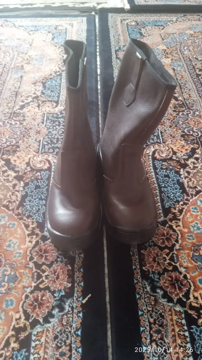 یک جفت پوتین ش ۴۴مخصوص جوشکاری|کیف، کفش، کمربند|ایوان, |دیوار