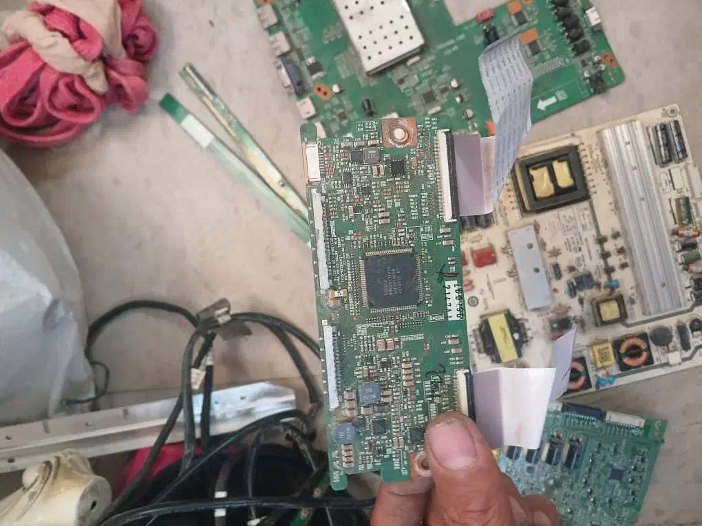 1. 48سامسونگ صفحه شکسته. 2. برد تلوزیون42 سالم|تلویزیون و پروژکتور|ماهدشت, |دیوار