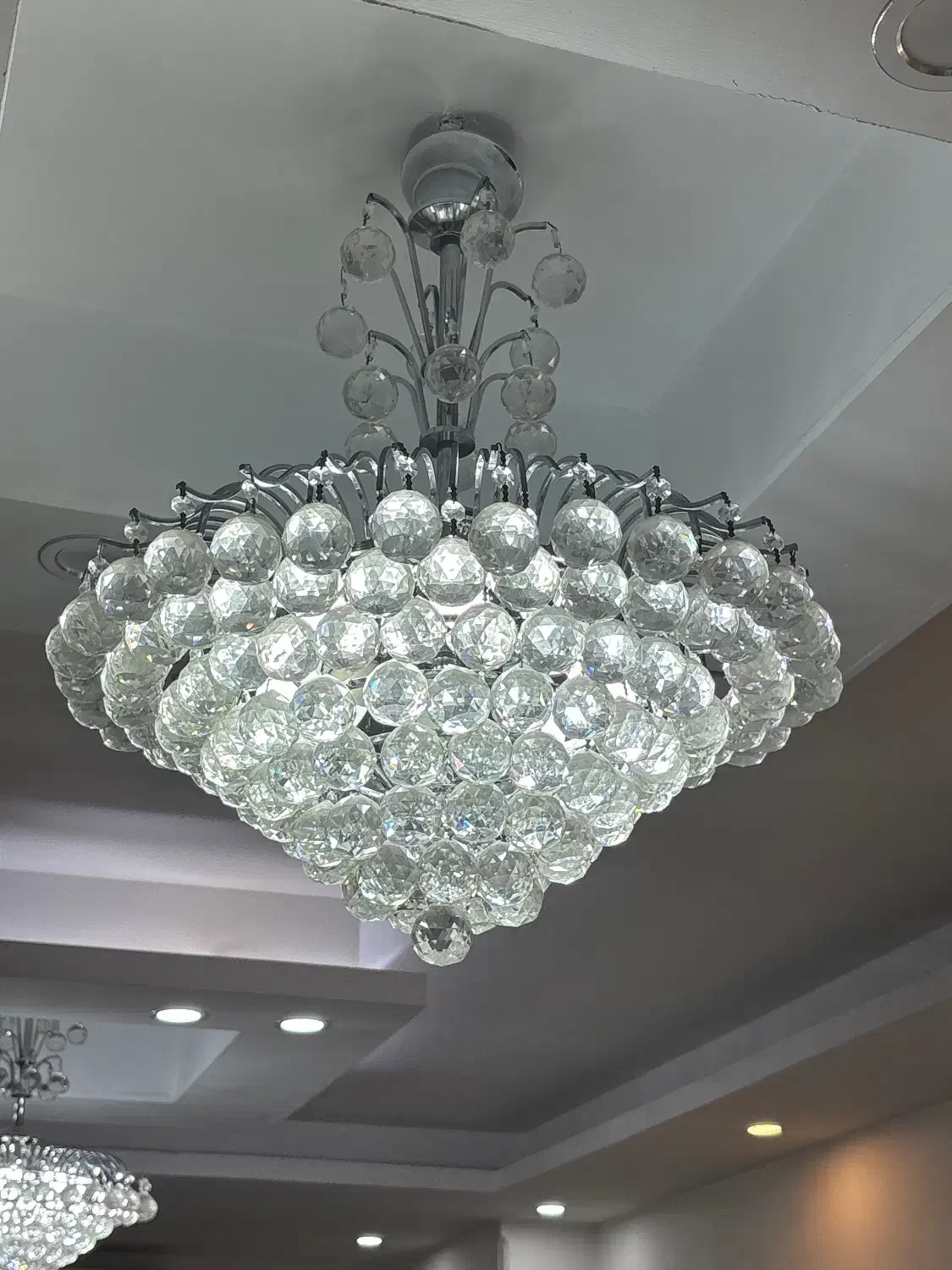 لوستر|لوستر و چراغ آویز|ری, سیزده آبان|دیوار