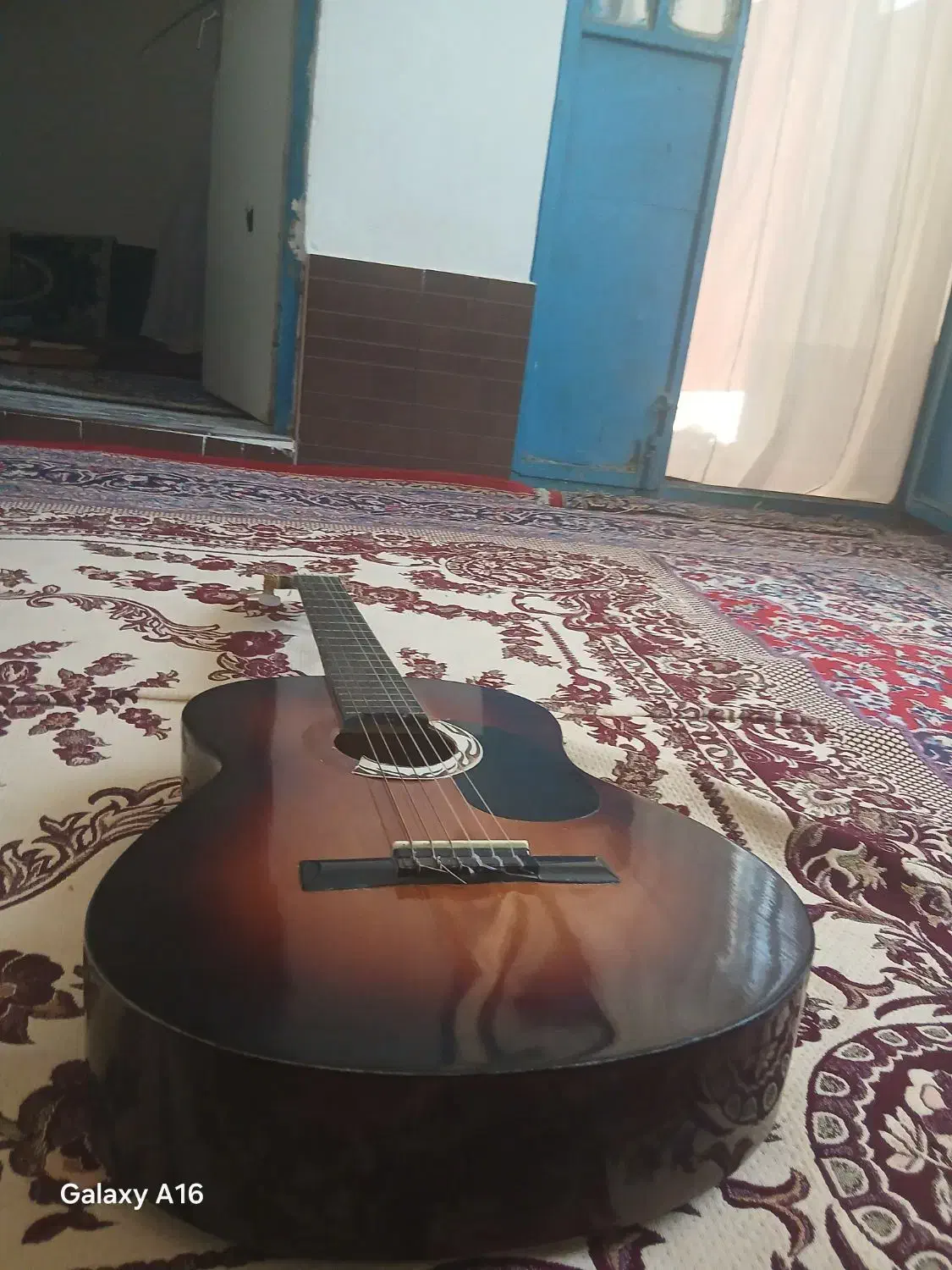 گیتار|گیتار، بیس، امپلیفایر|باخزر, |دیوار