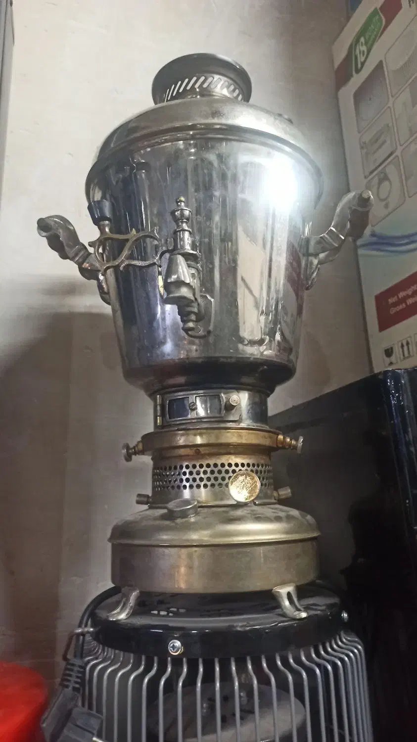 یک عددسماور عالی نسب وچراغ طوری ودوععدپارچ ولیوان|کلکسیون اشیاء عتیقه|بیرجند, |دیوار