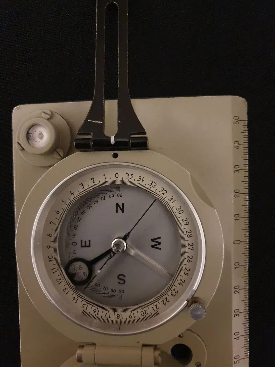 کمپاس زمین شناسی|ابزارآلات|تهران, فلسطین (میدان انقلاب)|دیوار