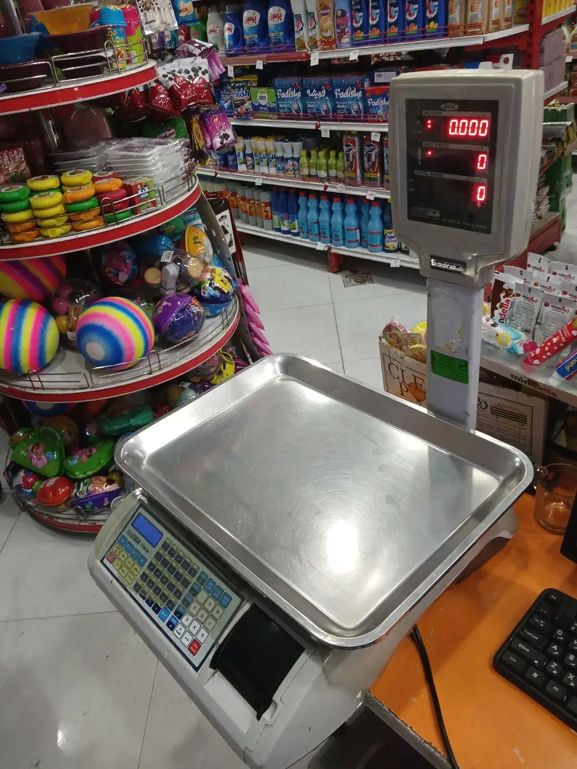 فروش ترازو ۱عددیخچال فریزربستنی ۲عدد|فروشگاه و مغازه|اراک, |دیوار