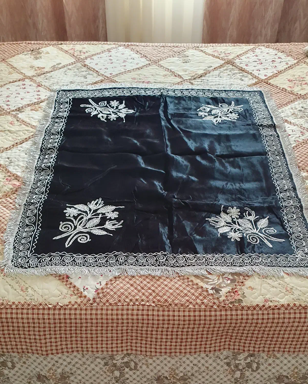 بقچه سوزنی مخمل قدیمی(رومیزی یلدا) ،آب نخورده،نونو|کلکسیون اشیاء عتیقه|تهران, قزل قلعه|دیوار