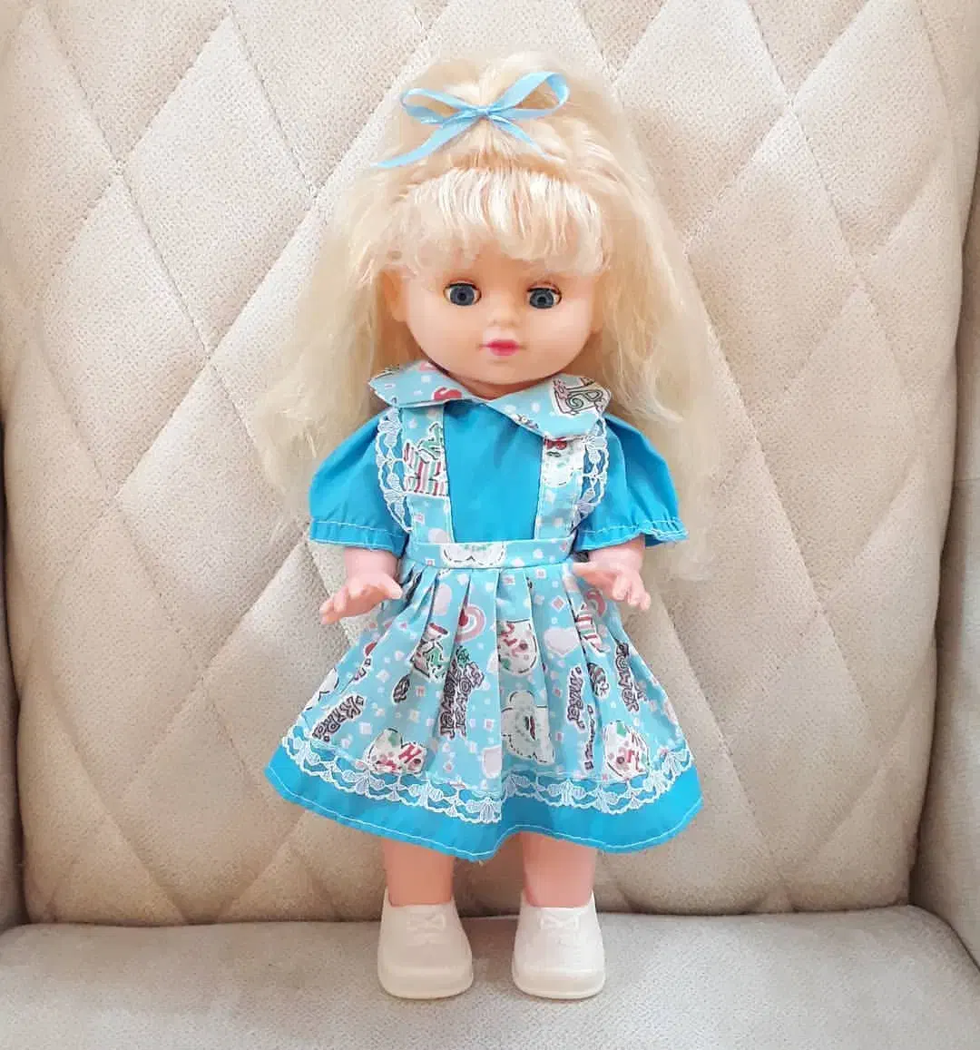 تعدادی عروسک|اسباببازی بچه|ری, علایین|دیوار