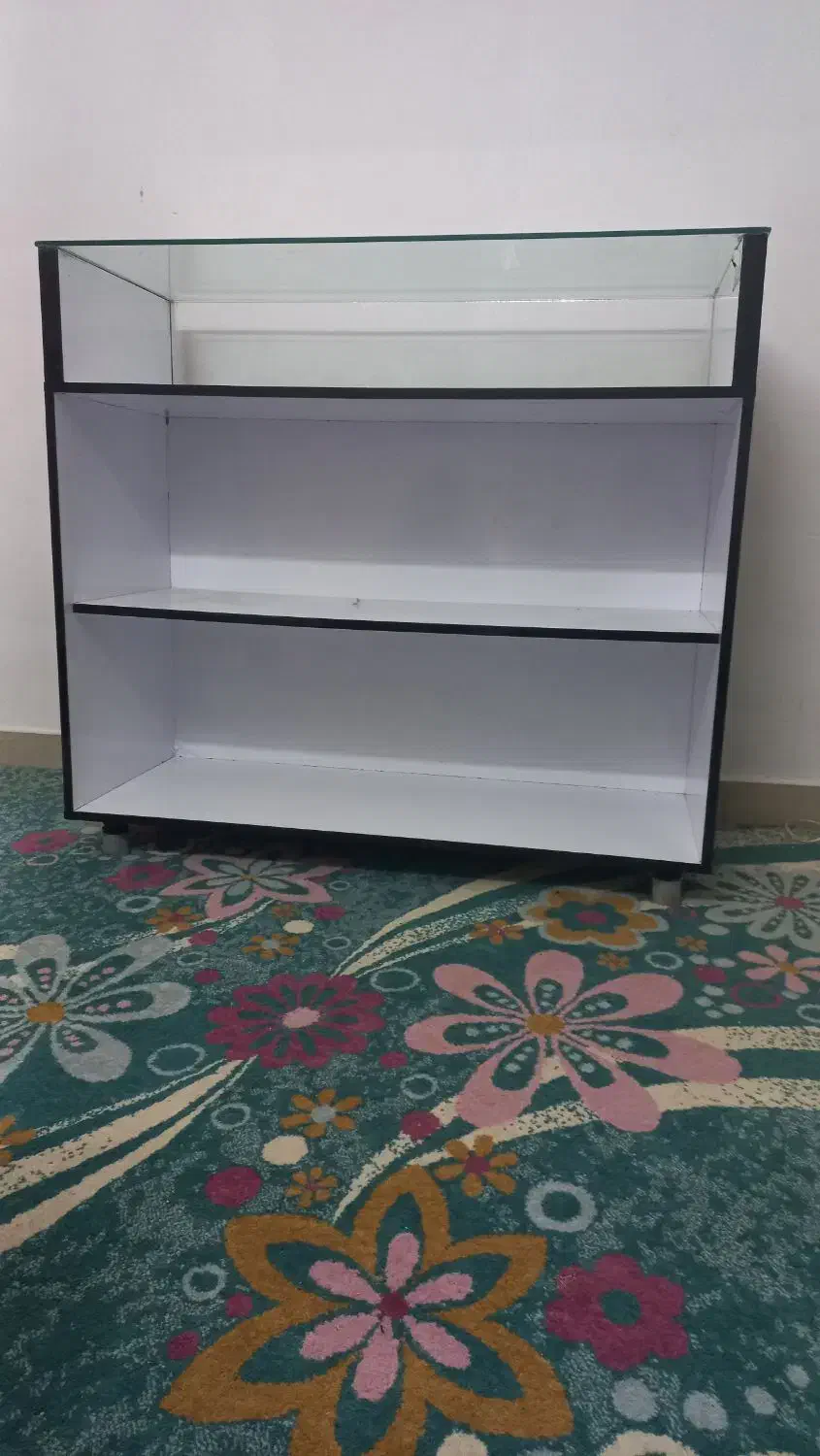 میز جلو یک در یک بسیار تمیز|فروشگاه و مغازه|فردیس, شهرک شهید حسینی|دیوار