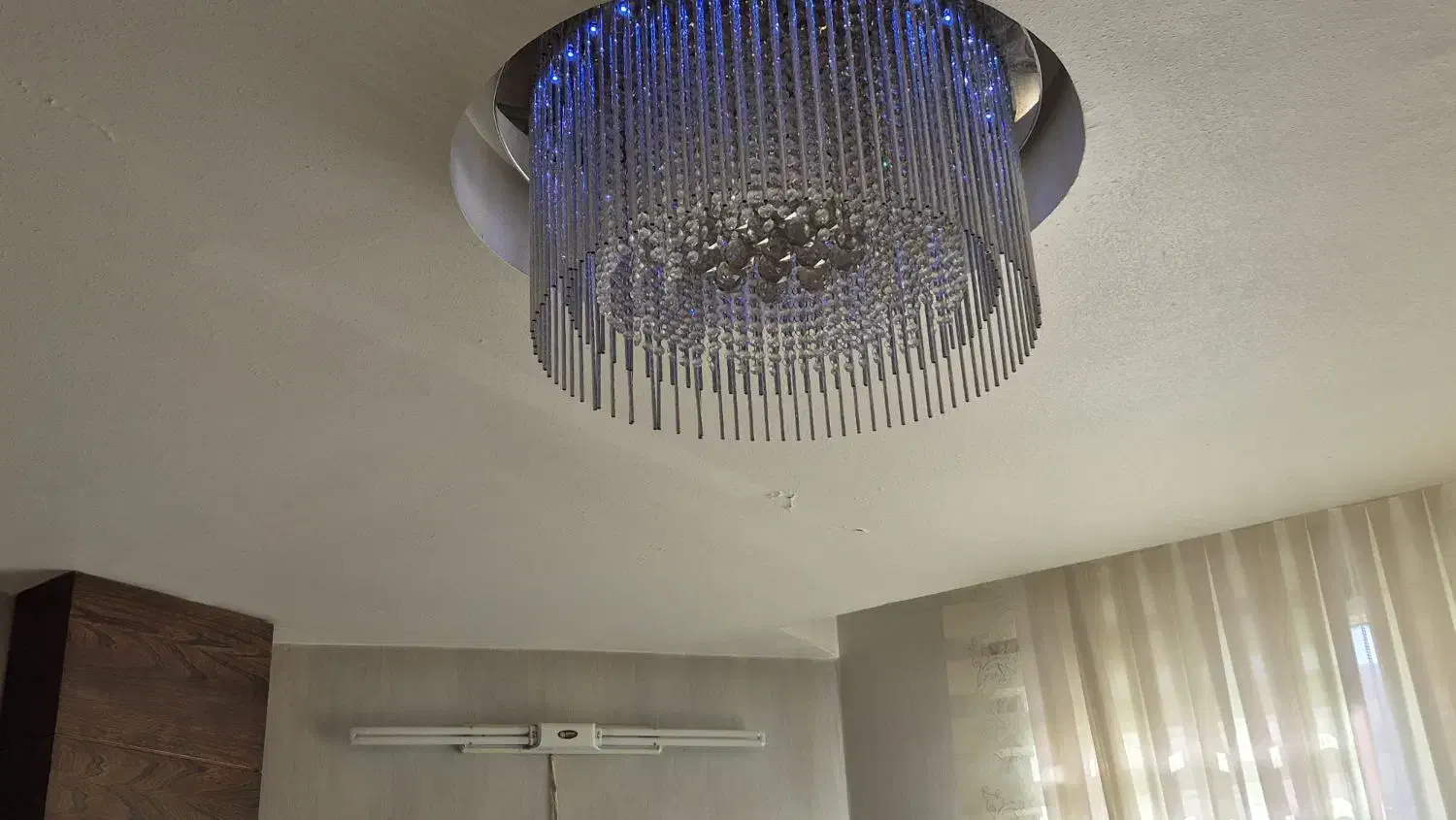 لوستر کنترل دار شیک و کاملا سالم|لوستر و چراغ آویز|اصفهان, خلجا|دیوار