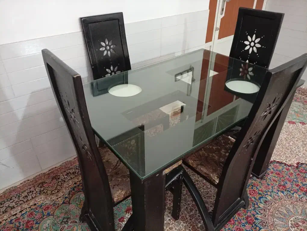 میز و صندلی ناهار خوری ۴ نفره و یک آبگرمکن|میز و صندلی غذاخوری|فیروزآباد (فارس), |دیوار