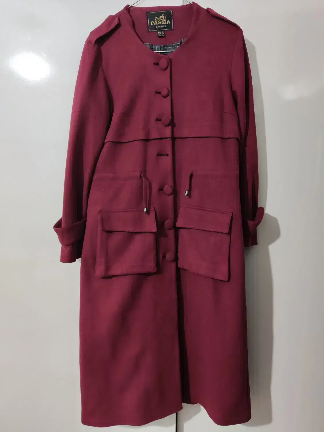 یک عدد کاپشن دوعدد پاییزه و پالتو|لباس|میانه, |دیوار