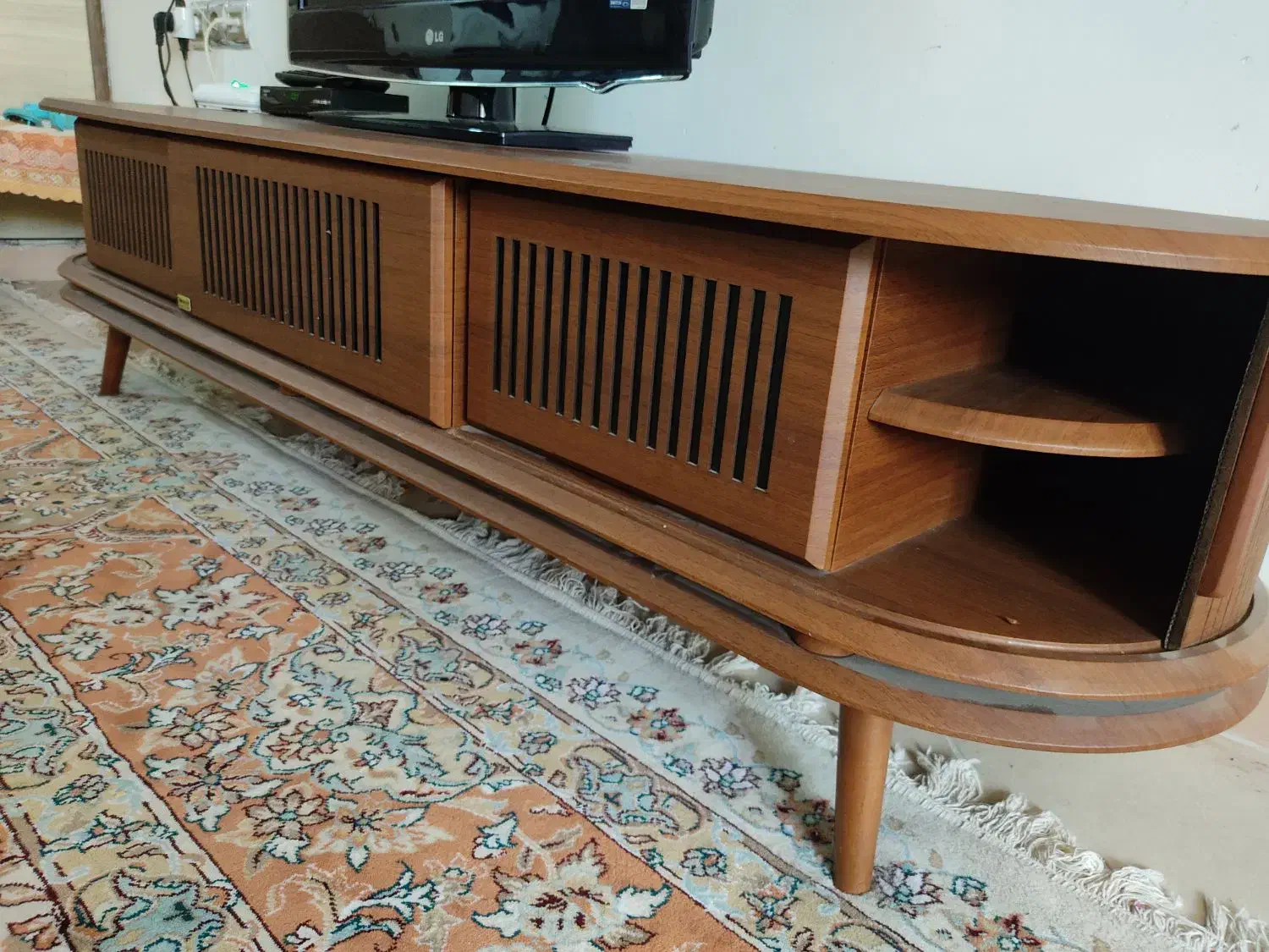 میز تلویزیون جنس چوبی بسیار تمیز|میز تلویزیون|کاشمر, |دیوار