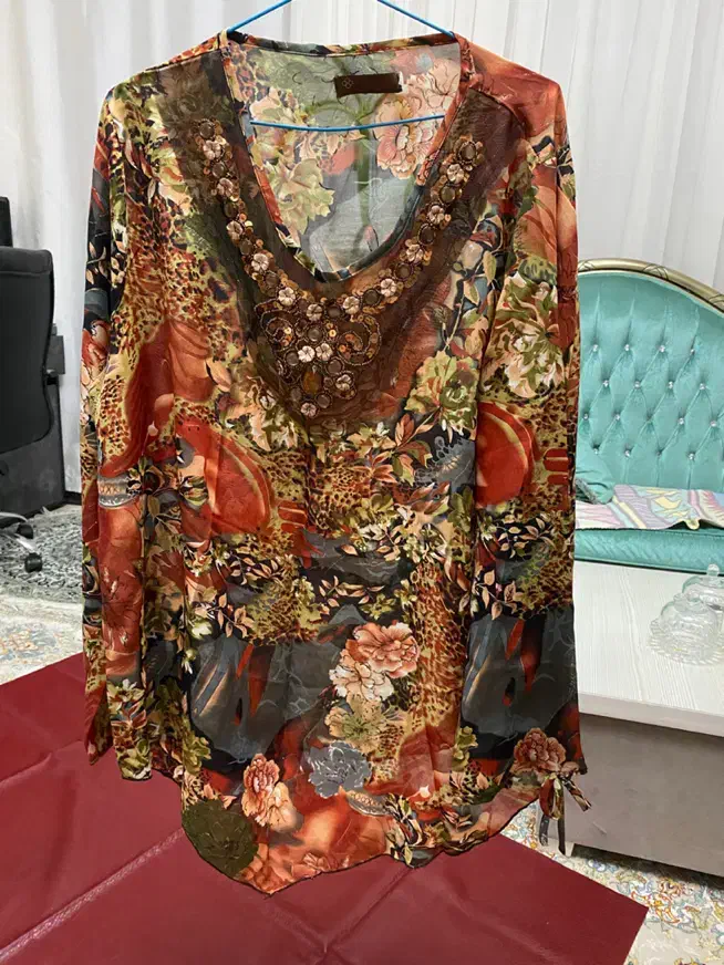 تعدادی لباس نو و یا در حد نو|لباس|کیش, |دیوار