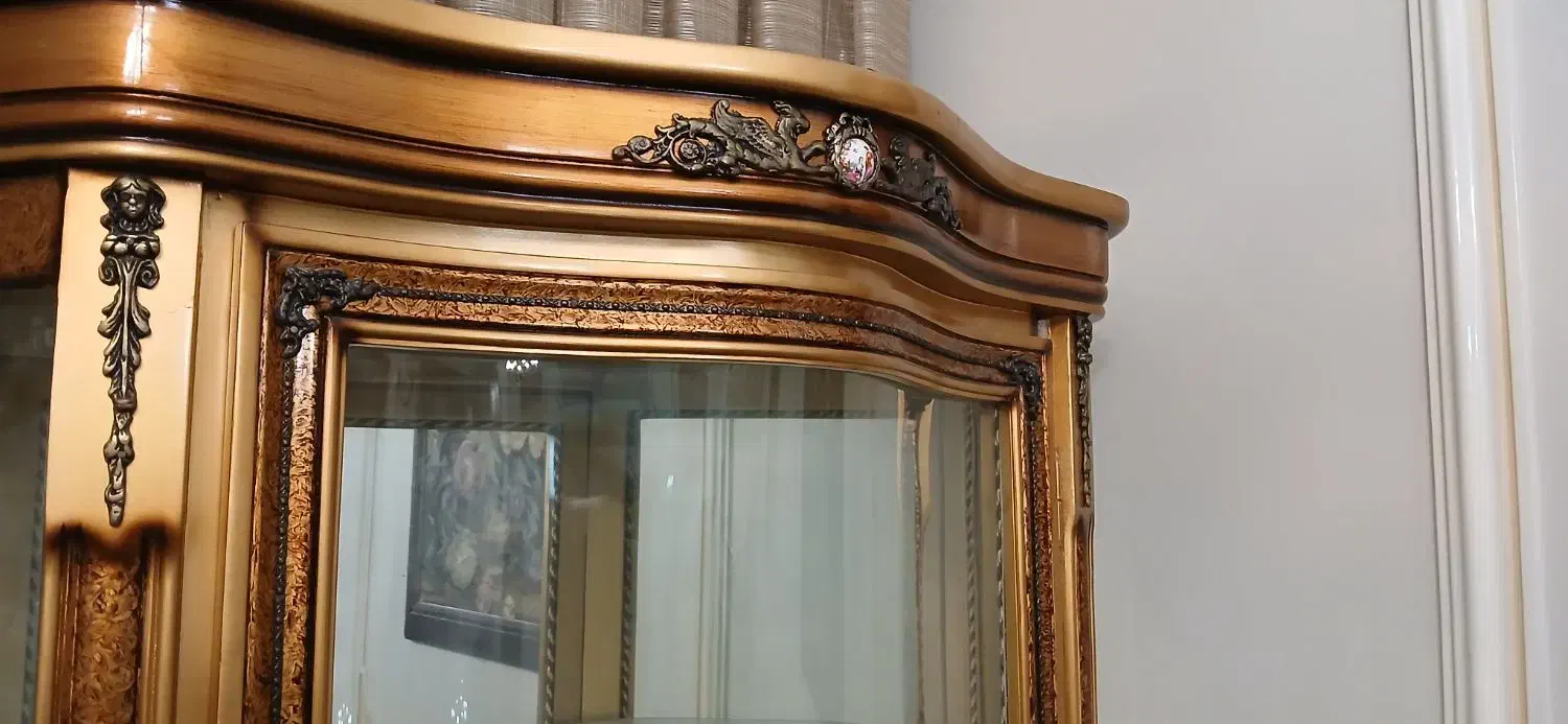 ویترین شیشه شه خم چوب با روکش طلا آنتیک نو|بوفه، ویترین، کنسول|تهران, آهنگ|دیوار