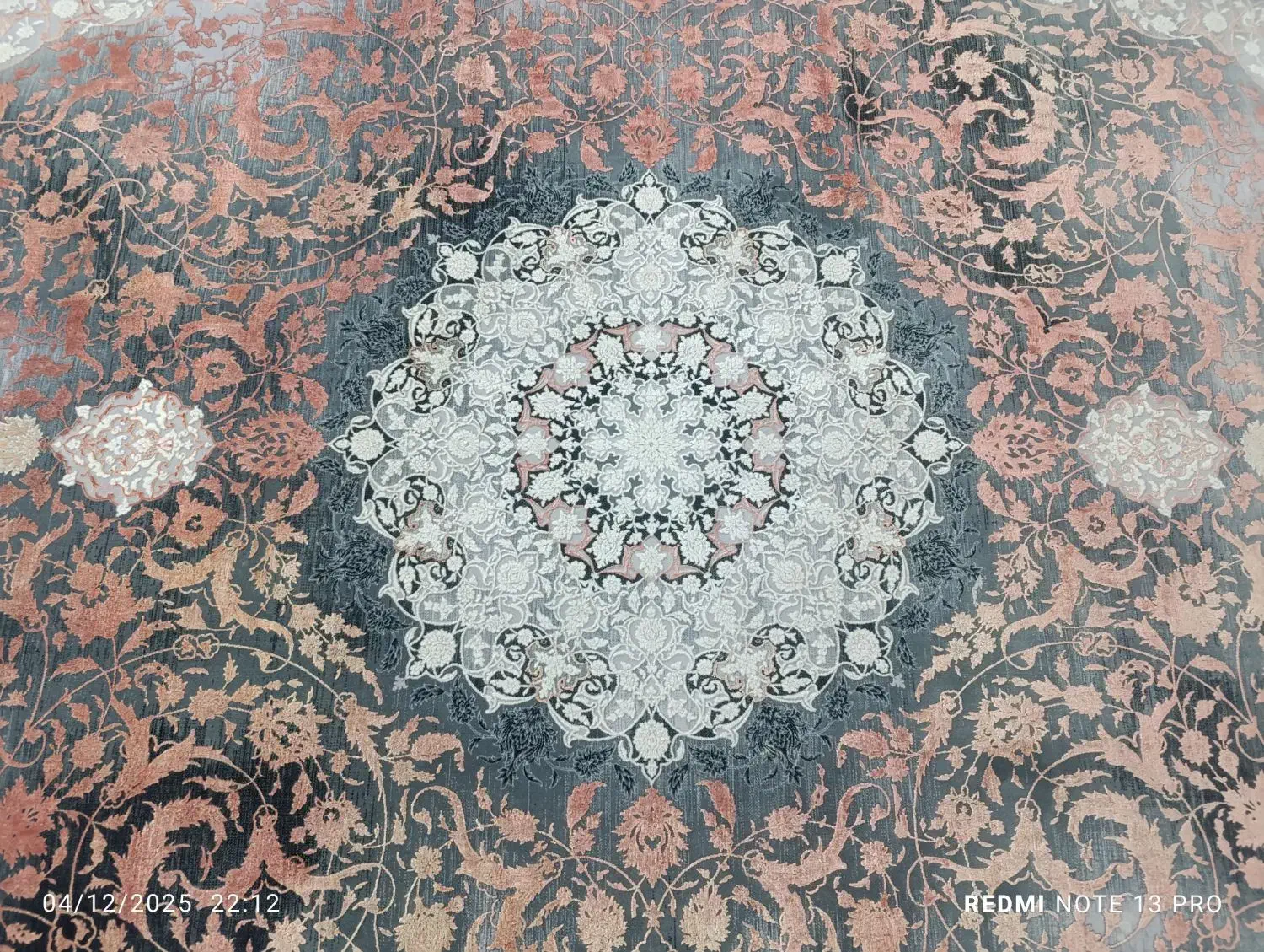 یک  فرش تک در سایز ( ۹ )متری زیبا و در حد نو|فرش|قم, شهدا|دیوار