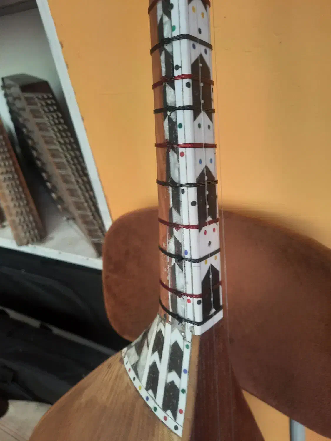 دوتار کاسه بزرگ|سازهای سنتی|بردسکن, |دیوار