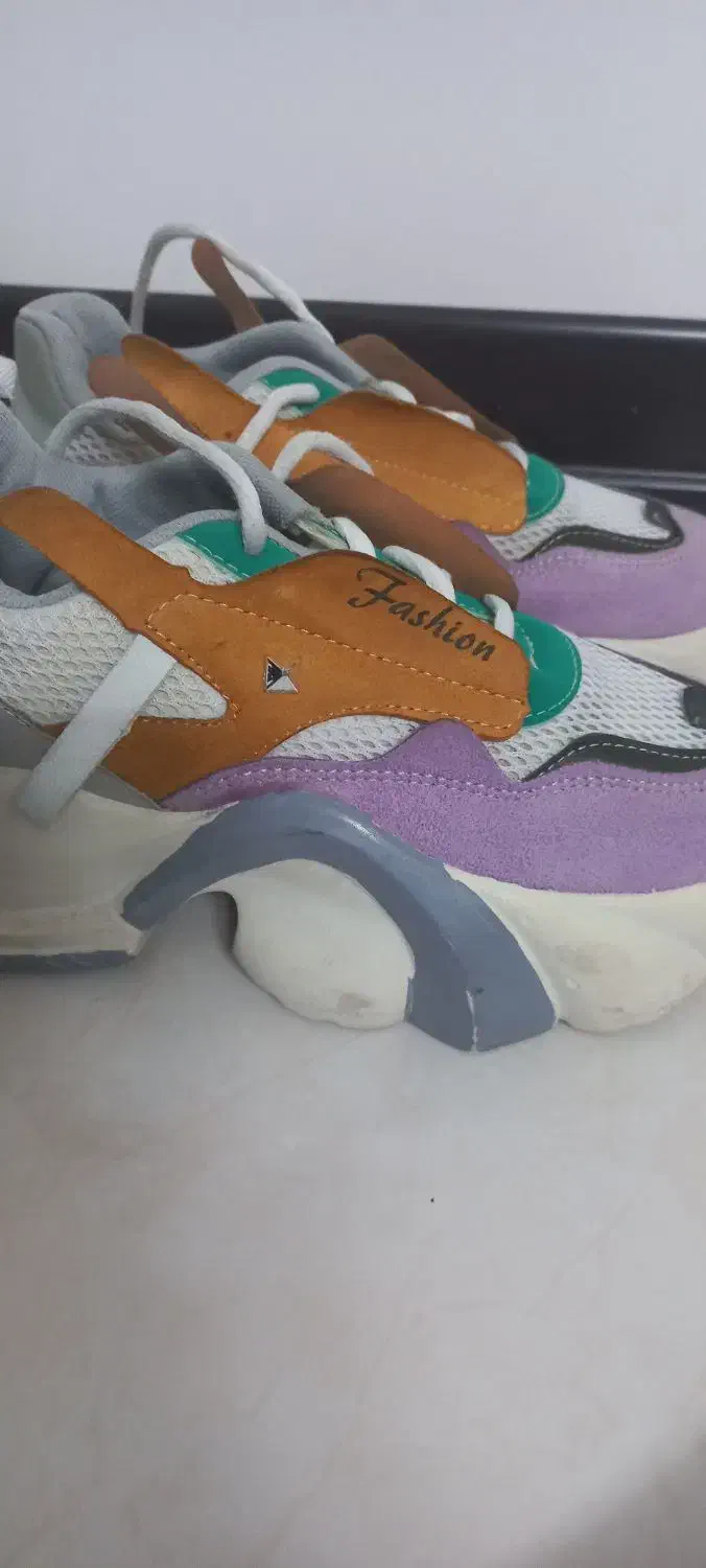 کتونی الماس زیبا|کیف، کفش، کمربند|قم, قلعه یزدیها|دیوار