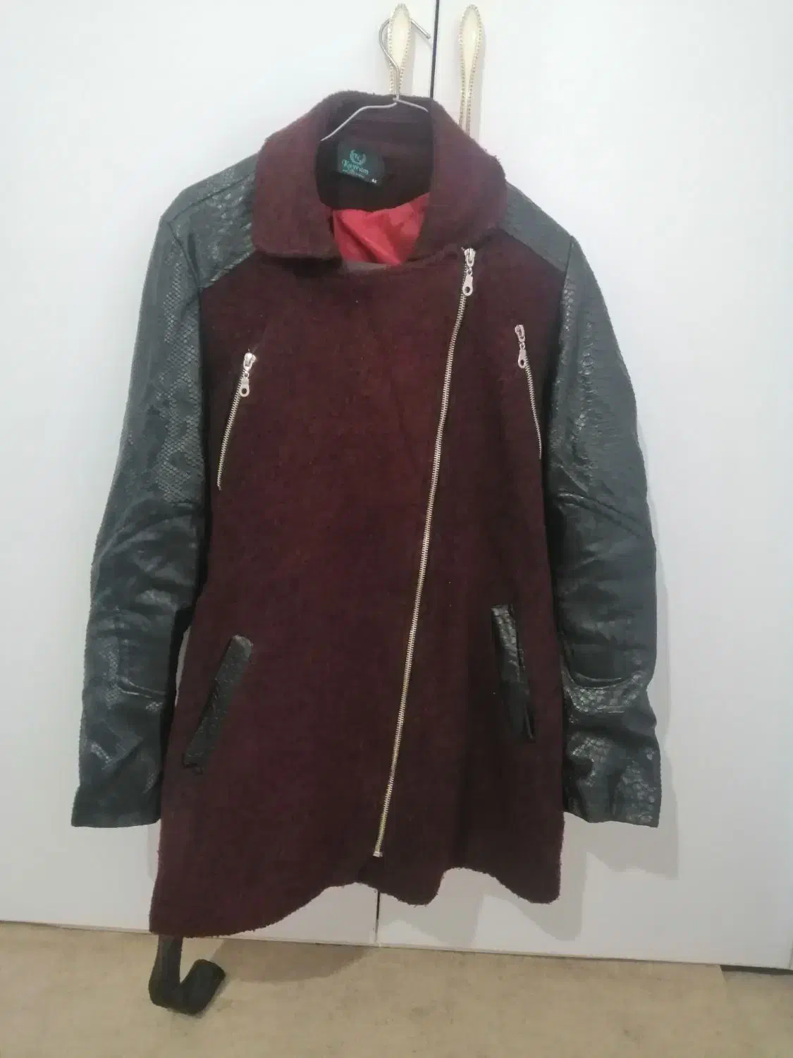 کاپشن|لباس|سلماس, |دیوار