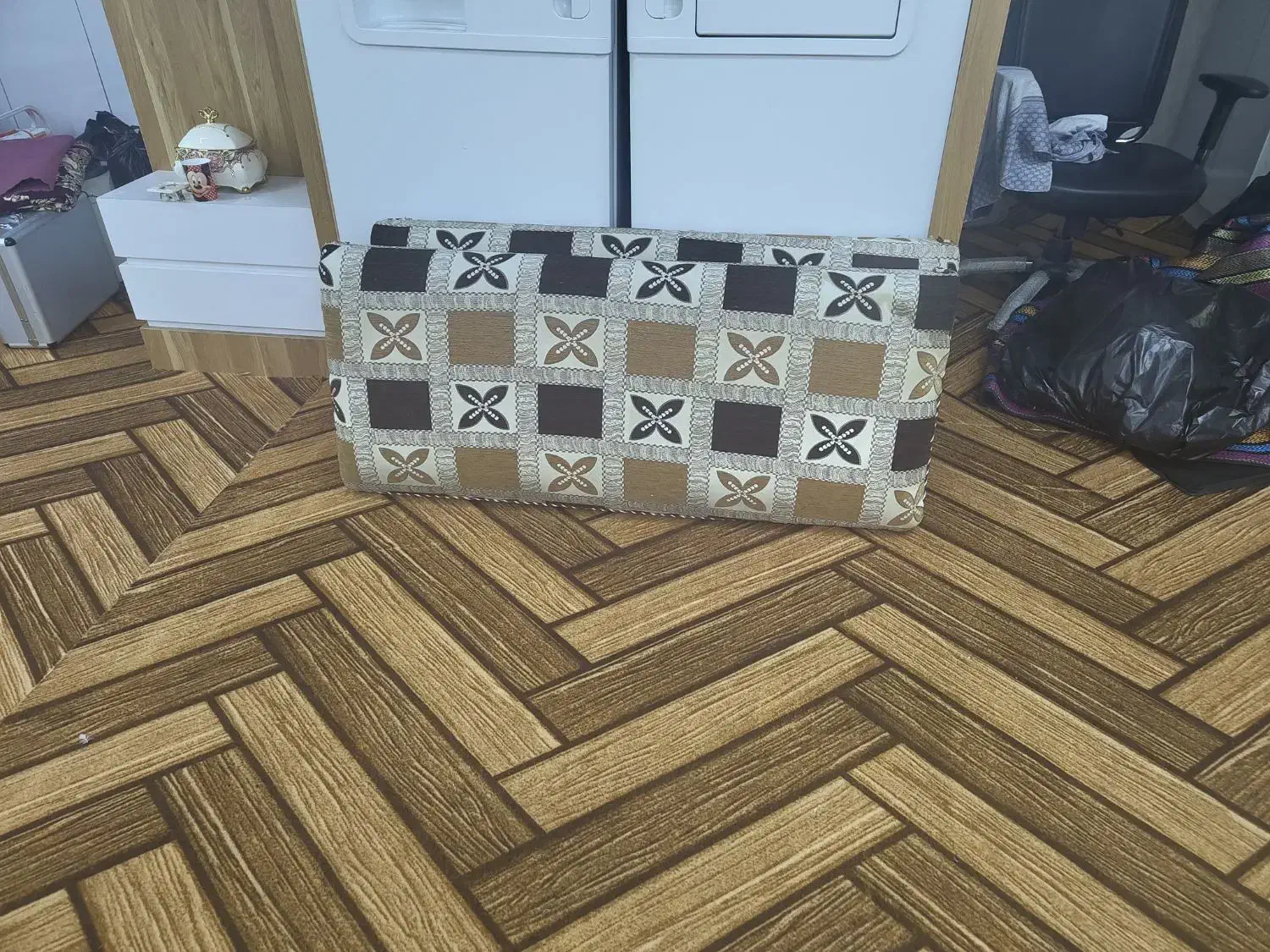 پشتی|پشتی|فولادشهر, مسکن مهر فولادشهر|دیوار