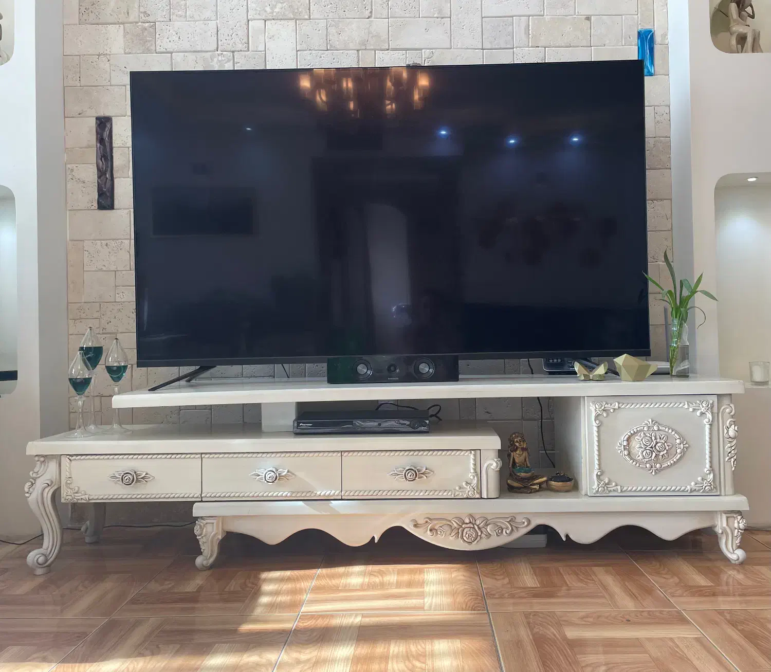 میز تی وی|میز تلویزیون|ری, جوانمرد قصاب|دیوار