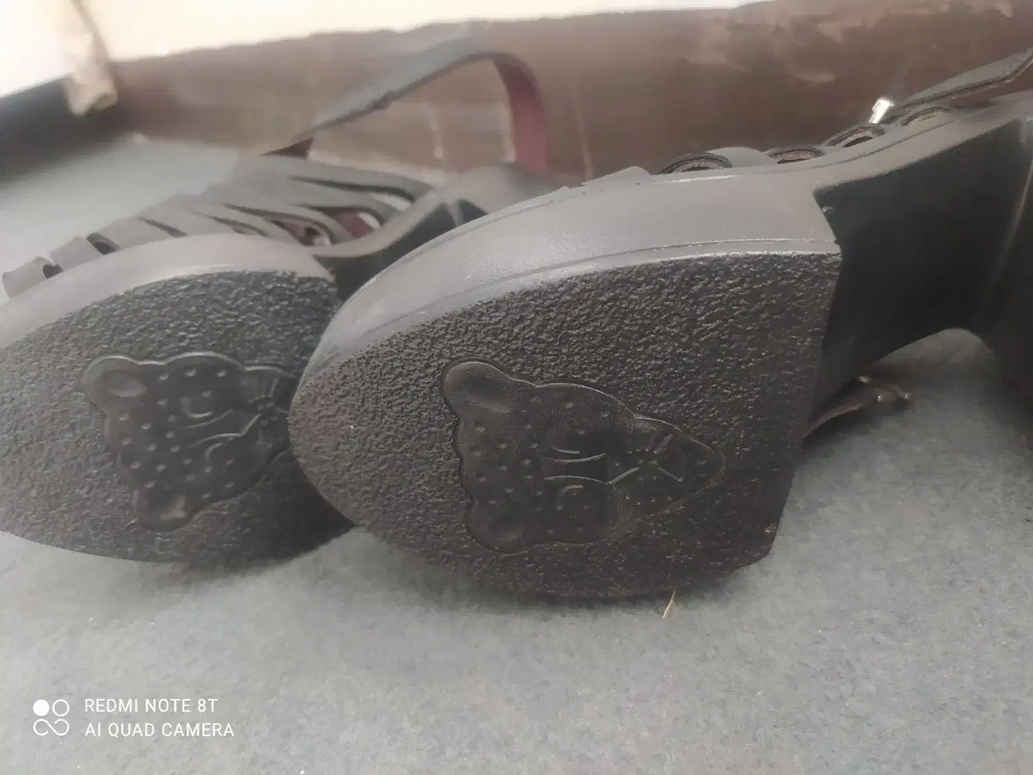 کفش نو|کیف، کفش، کمربند|ایوان, |دیوار