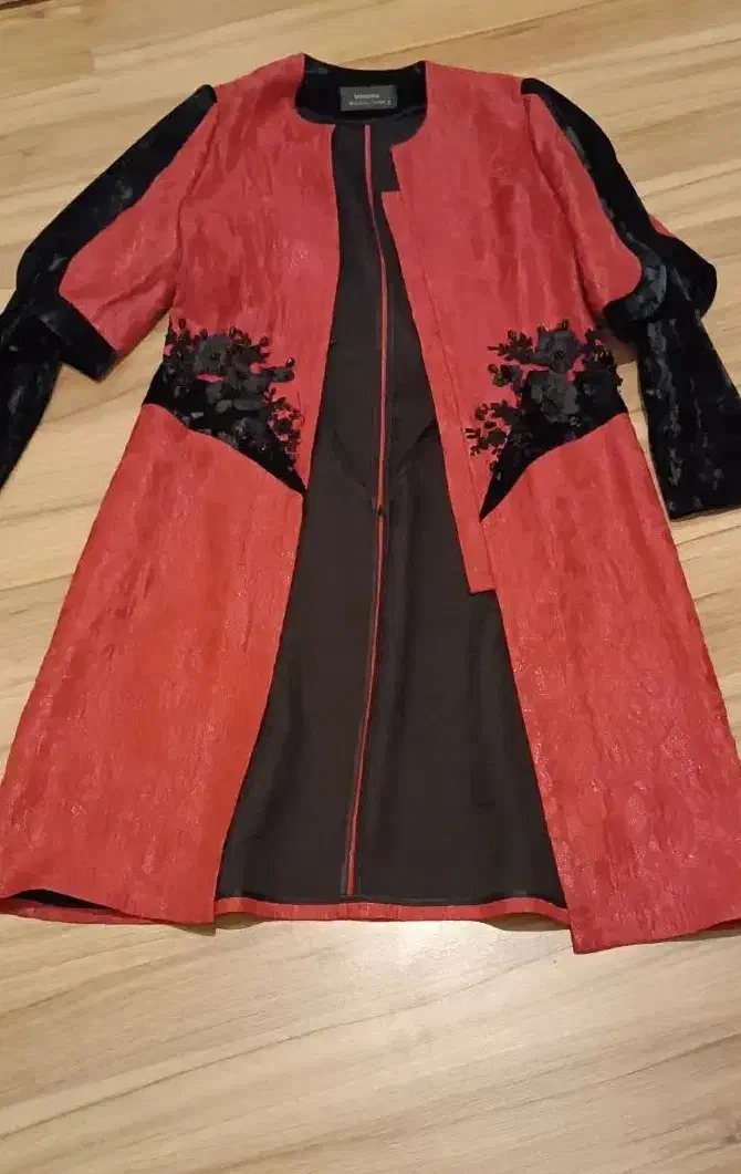 مانتومجلسی|لباس|ری, سیزده آبان|دیوار