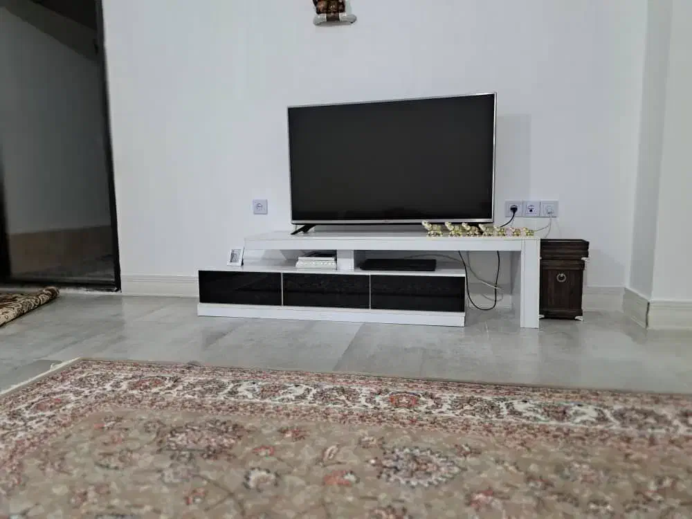 میز تلویزیون در حد|میز تلویزیون|هشتگرد, هشتگرد قدیم|دیوار