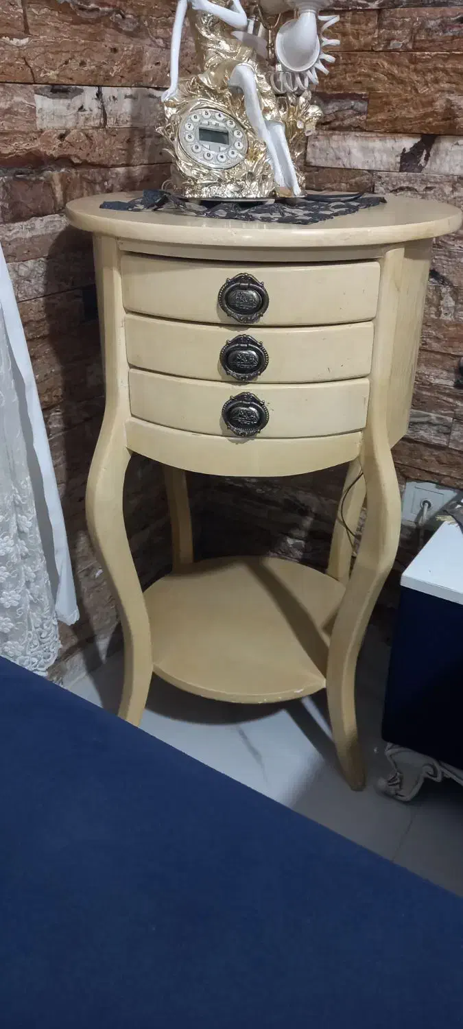 میز گرد|میز تلفن|چالوس, |دیوار