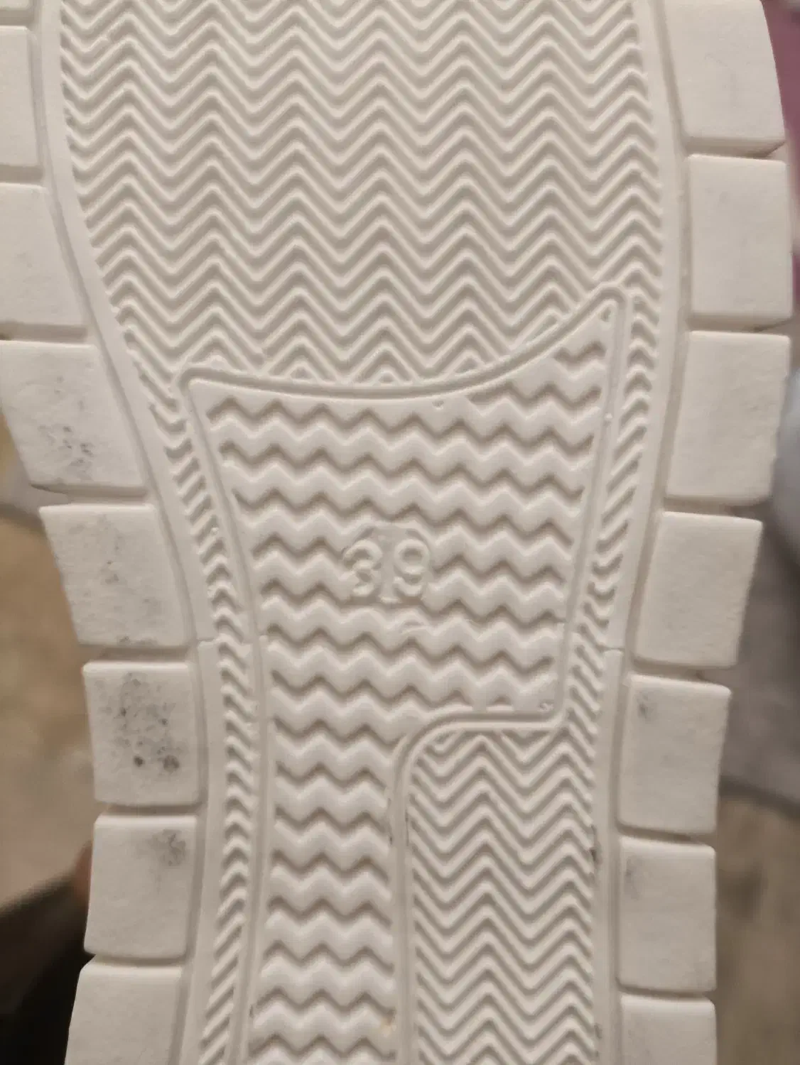 کتونی و کفش چرم|کیف، کفش، کمربند|سنگر, |دیوار