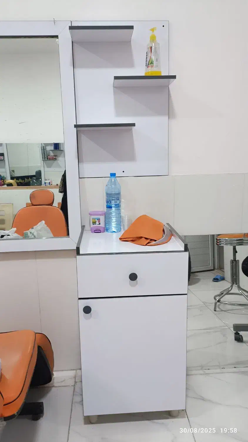 دکور وصندلی ولوازم ارایشی قیمت توافقی|آرایشگاه و سالنهای زیبایی|الیگودرز, |دیوار