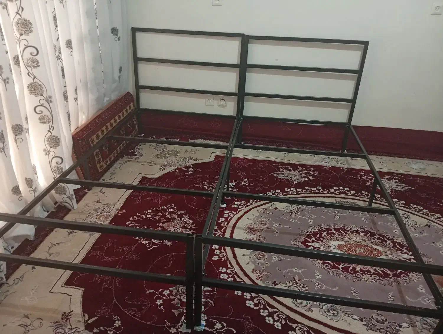 تخت آهنی،یک نفره دوعدد،عرض1مترقد2متر|تخت و سرویس خواب|تربت‌حیدریه, باغ سلطانی|دیوار
