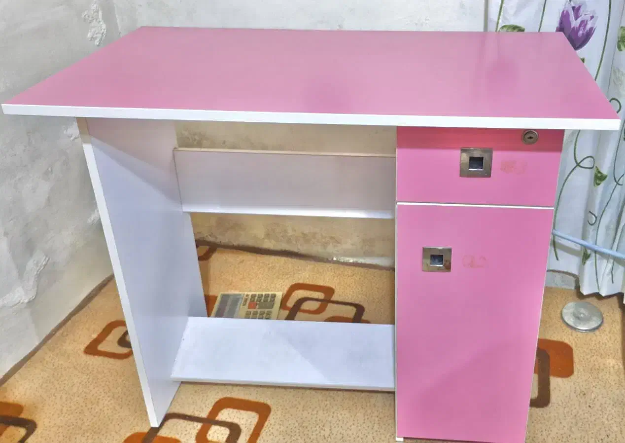 میز تحریر|میز تحریر و کامپیوتر|نور, |دیوار