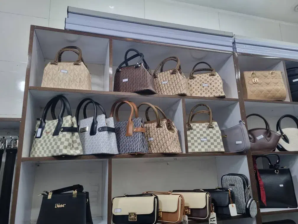 کیف|کیف، کفش، کمربند|شیراز, سیاه سنگ|دیوار