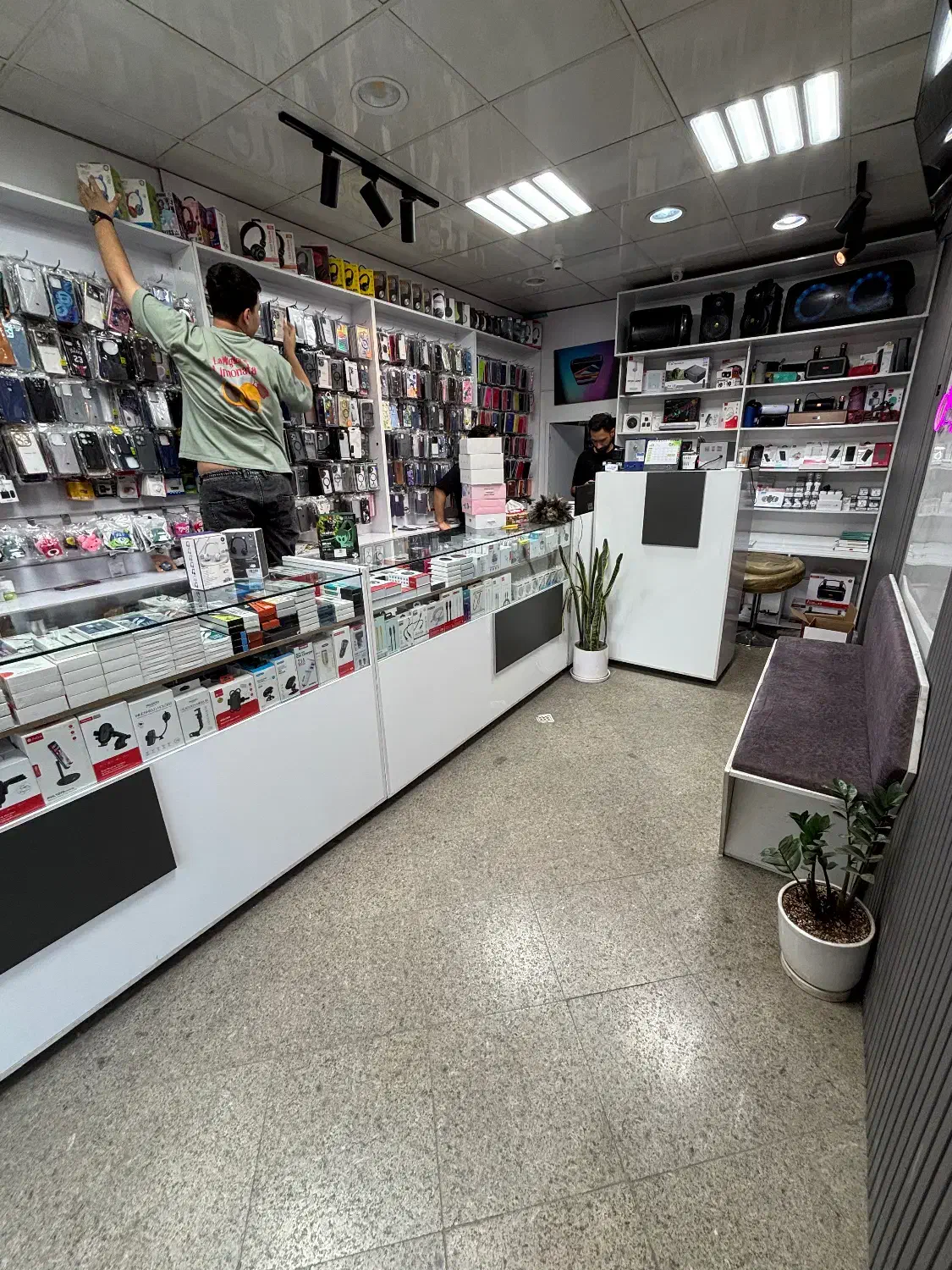 فروش کامل دکور و اجناس موبایل فروشی|فروشگاه و مغازه|محمدشهر, محمدشهر|دیوار