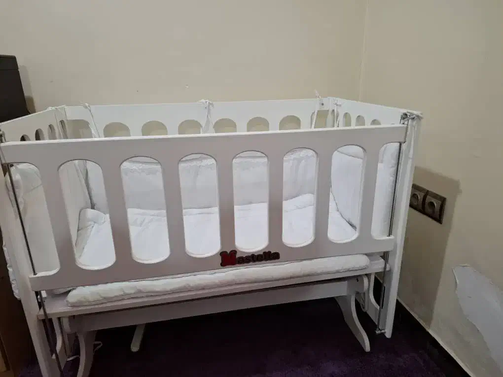 تخت و گهواره کنار مادر|تخت و صندلی بچه|دوگنبدان, |دیوار