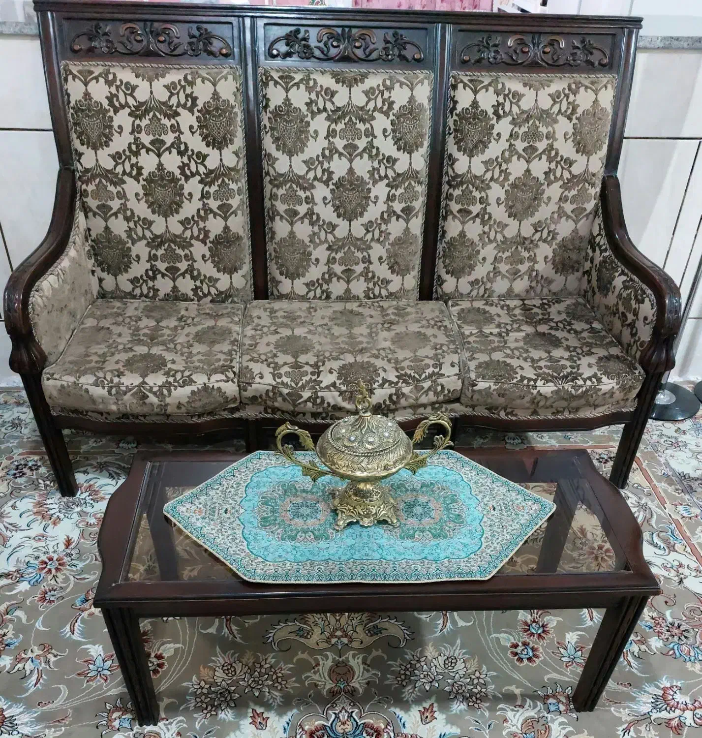 مبل ۷نفره(۱ سه نفره و ۴ تک نفره )به اضافه جلو مبلی|مبلمان خانگی و میز عسلی|سیرجان, |دیوار