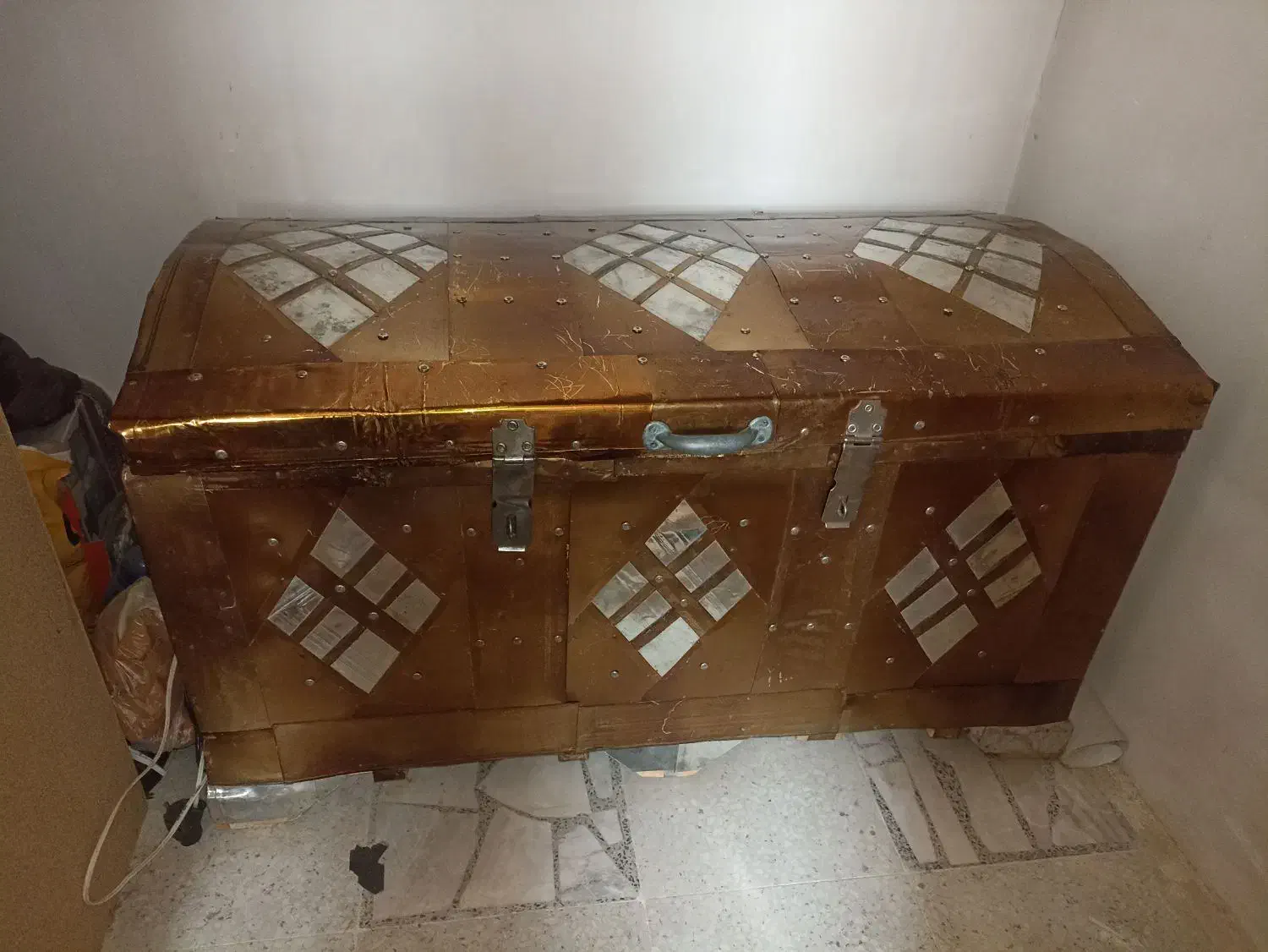 صندوق قدیمی|کلکسیون اشیاء عتیقه|فلاورجان, |دیوار