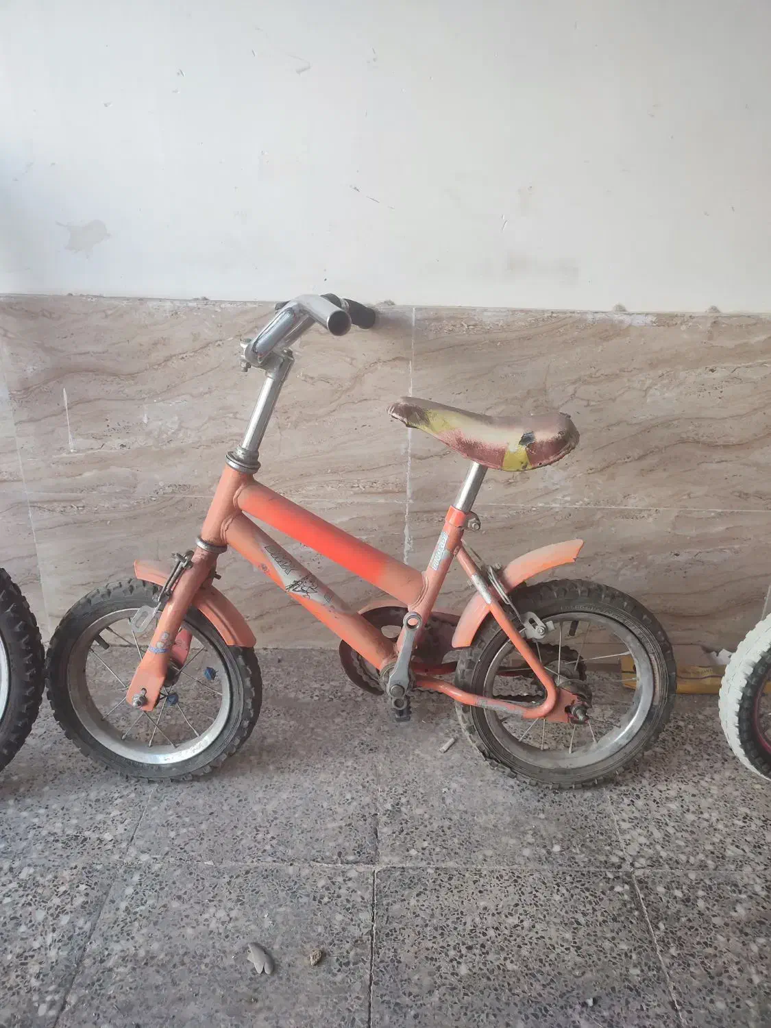 سه عدد دوچرخه|دوچرخه، اسکیت، اسکوتر|شیراز, کوشک میدان|دیوار