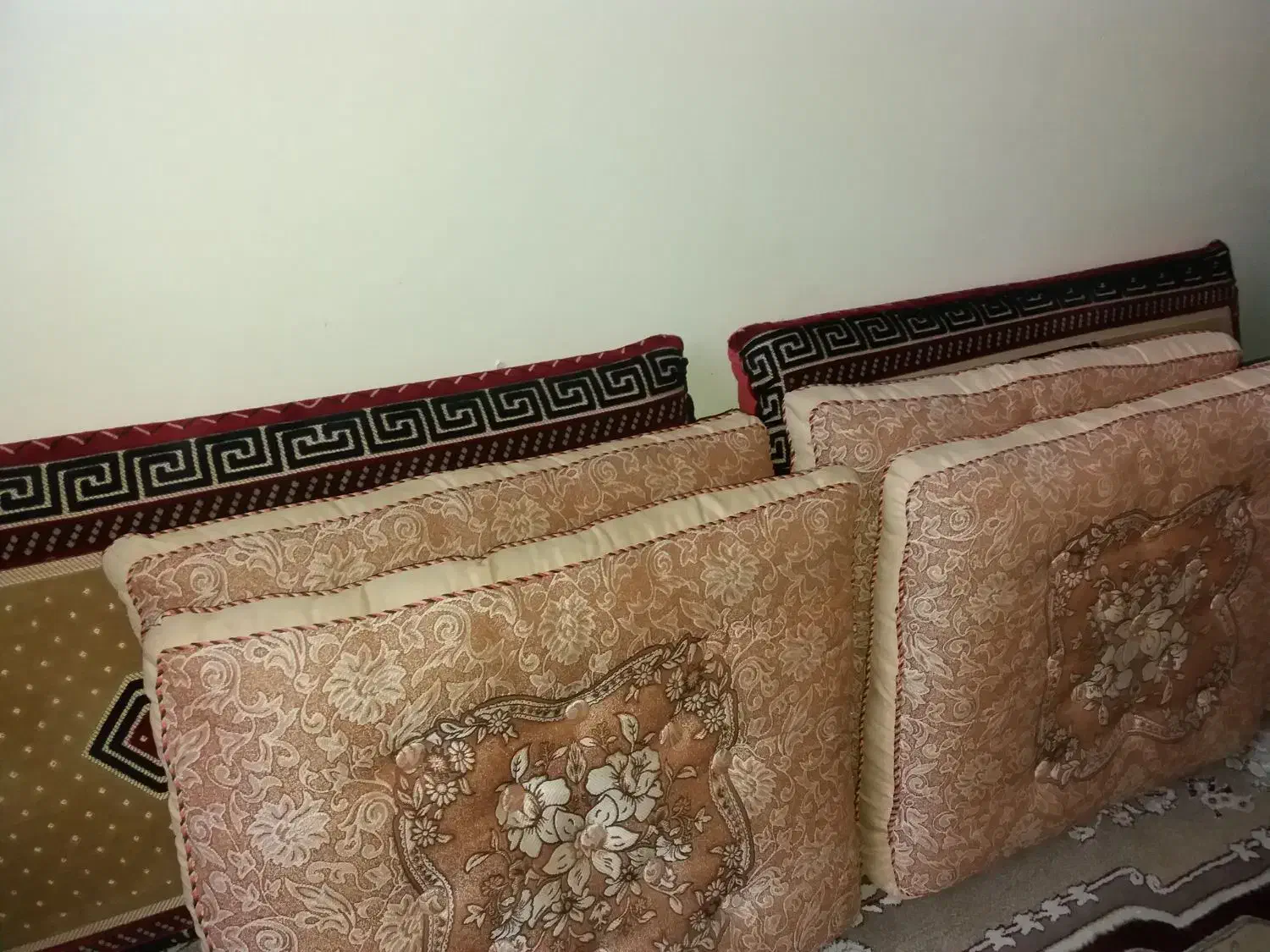 ۱ جفت پشتی و ۲ جفت مخطع|پشتی|اصفهان, برازنده|دیوار