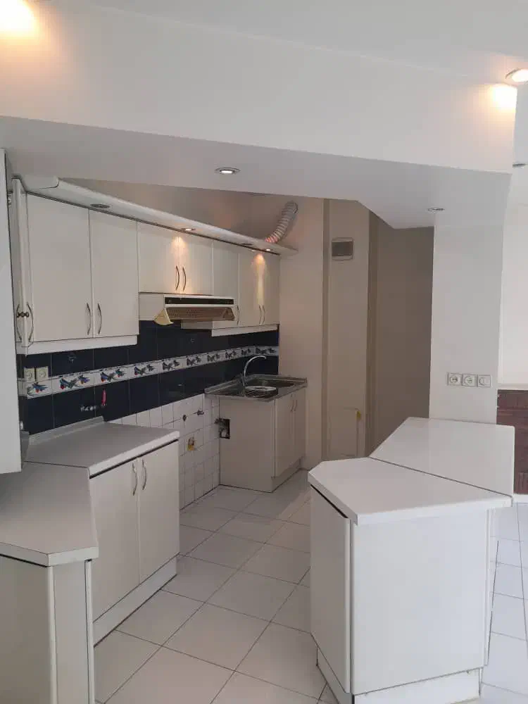 ۷۰ متری خوش نقشه و زیر قیمت درپاسداران