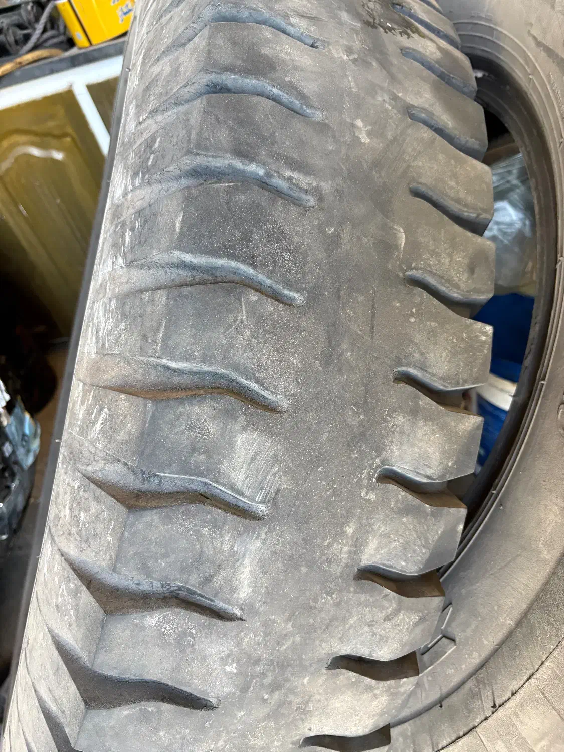 یک جفت لاستیک پیروزی ۱۲/۲۴|قطعات یدکی و لوازم جانبی|ساوه, |دیوار