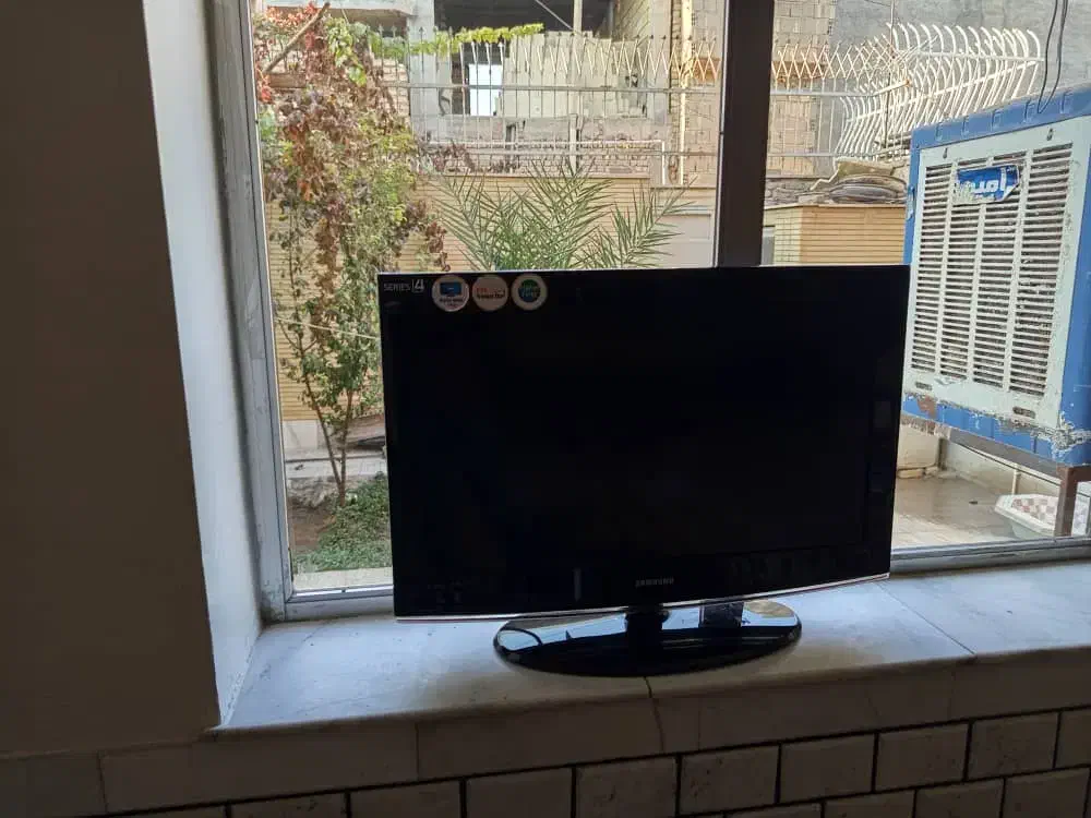 تلوزیونی اینج|تلویزیون و پروژکتور|پیر بکران, |دیوار