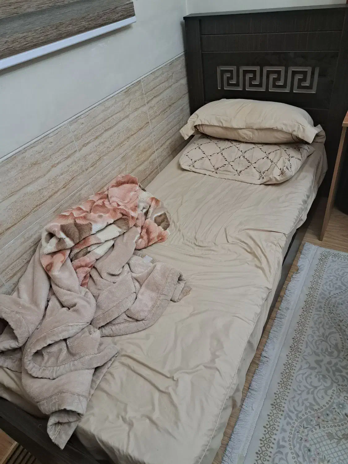 دوتا تخت تک نفره همراه با کمد برای دو تا تخت|تخت و سرویس خواب|شیراز, شهرک نیروی انتظامی|دیوار