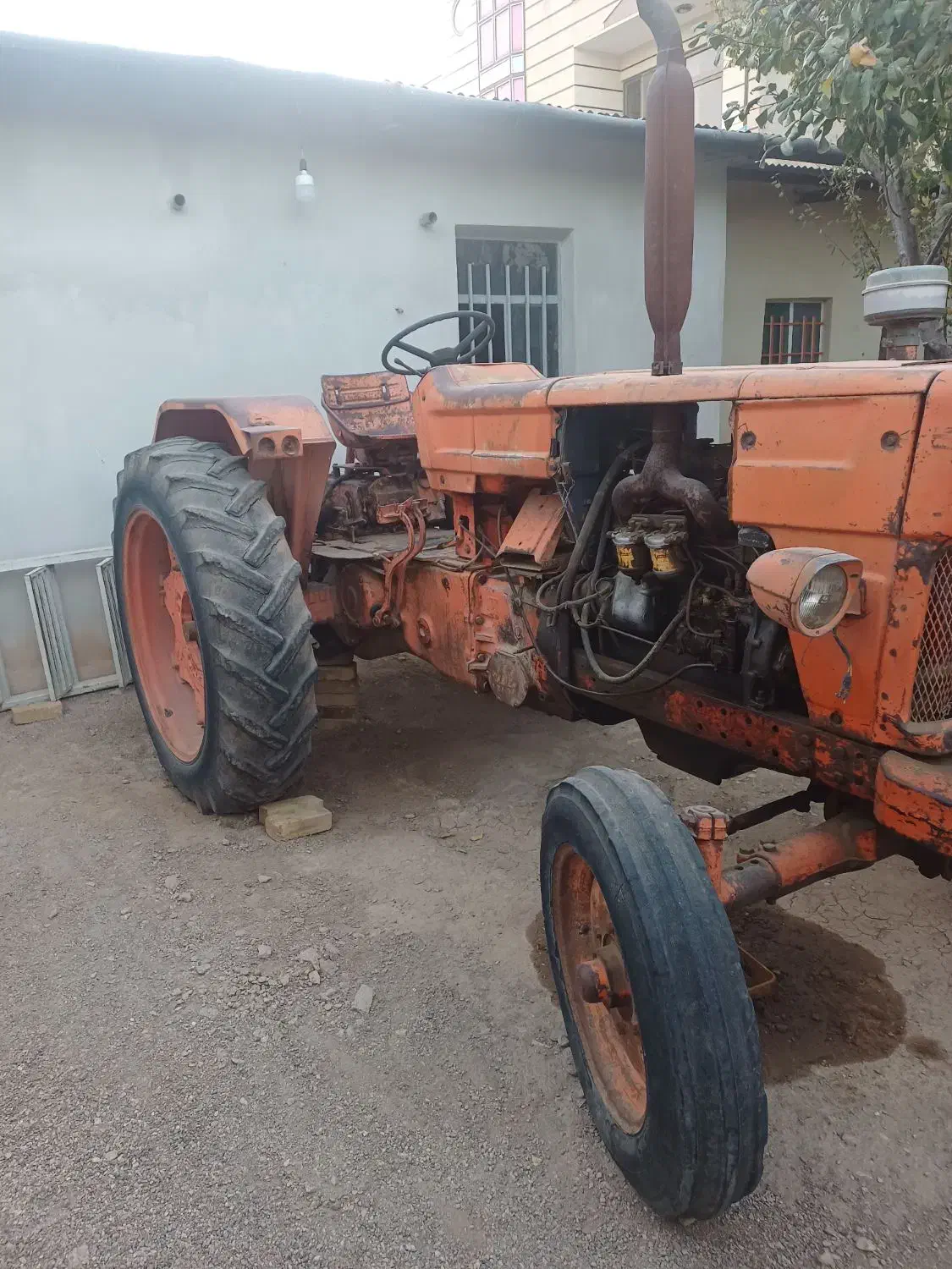 ترکتور  رومانی|ماشین‌آلات صنعتی|اسفرورین, |دیوار