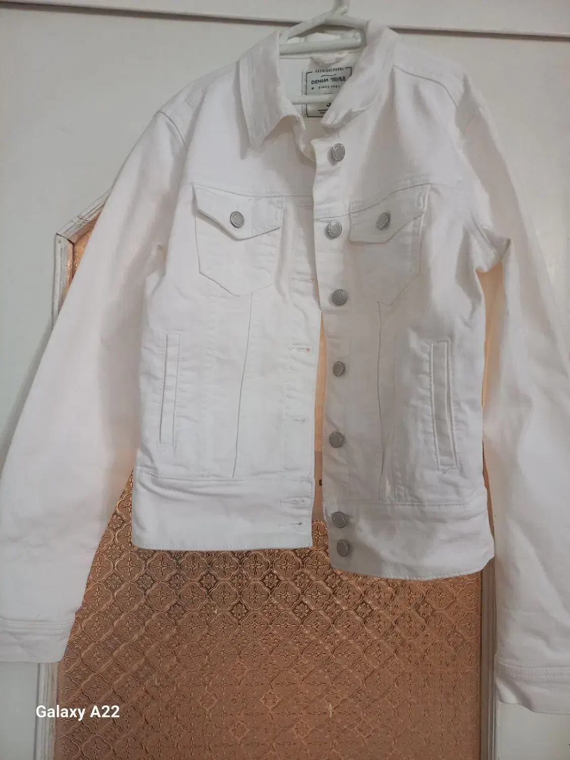 کت لی سفید|لباس|مشهد, شهید معقول|دیوار