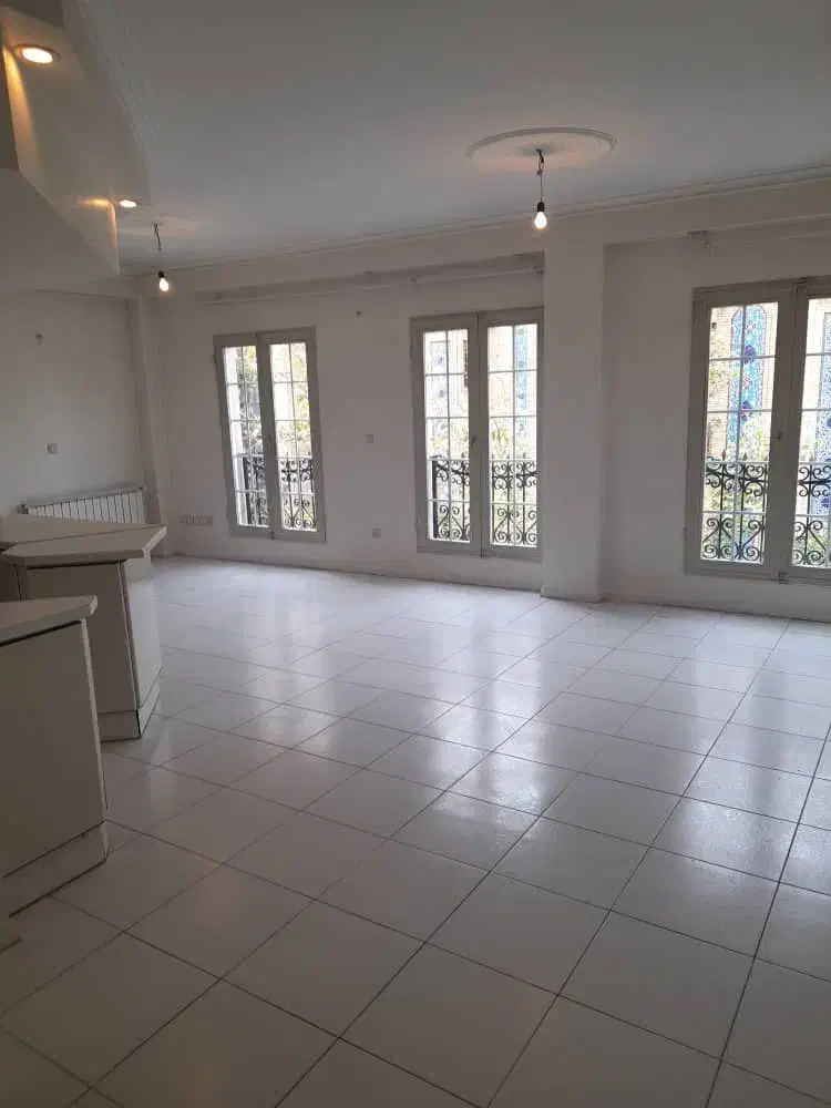 ۷۰ متری خوش نقشه و زیر قیمت درپاسداران