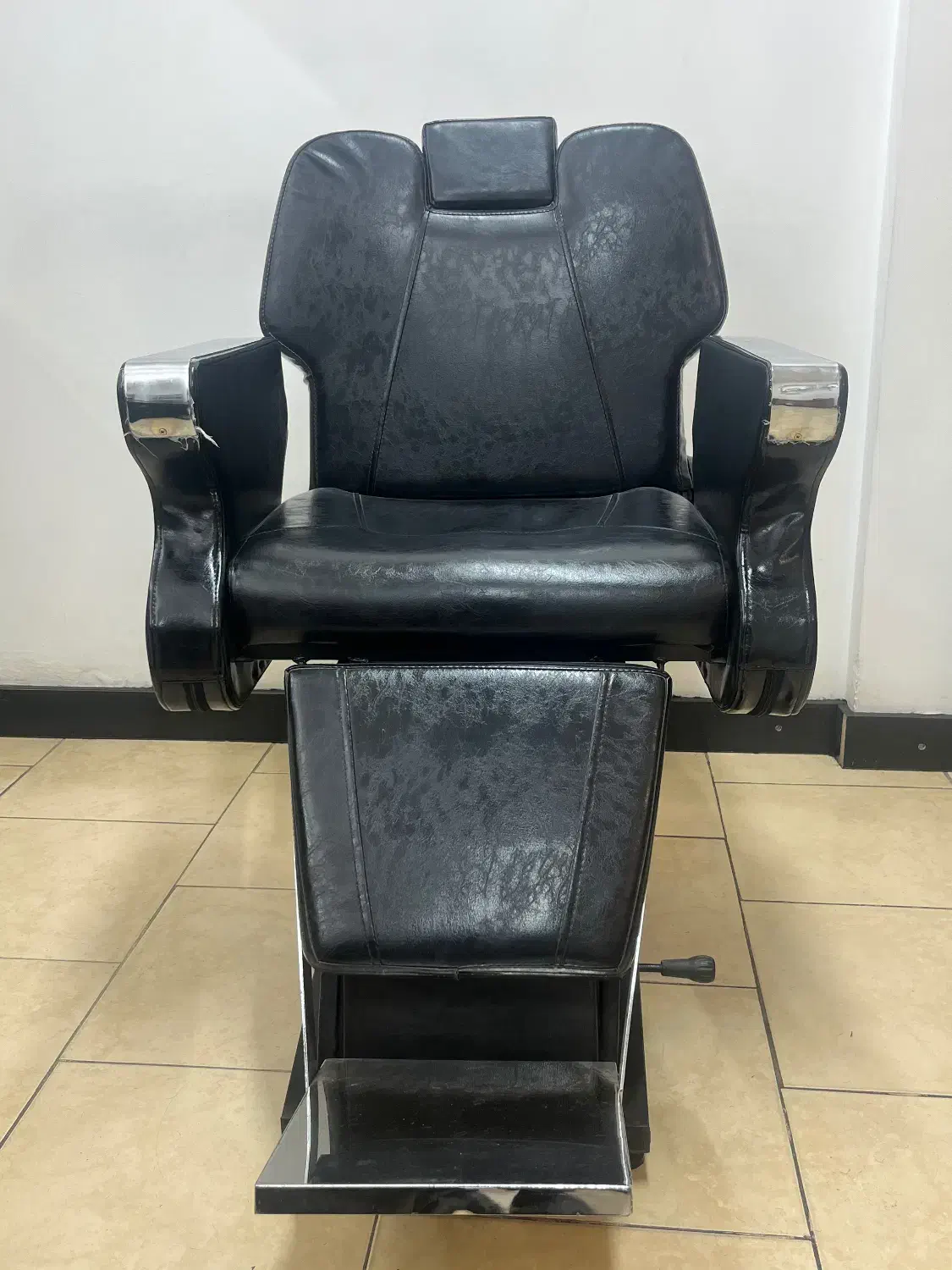 صندلی کوتاهی|آرایشگاه و سالنهای زیبایی|کاشان, مفتح|دیوار