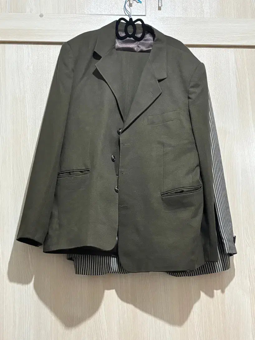 دو دست کت و شلوار|لباس|صفادشت, |دیوار