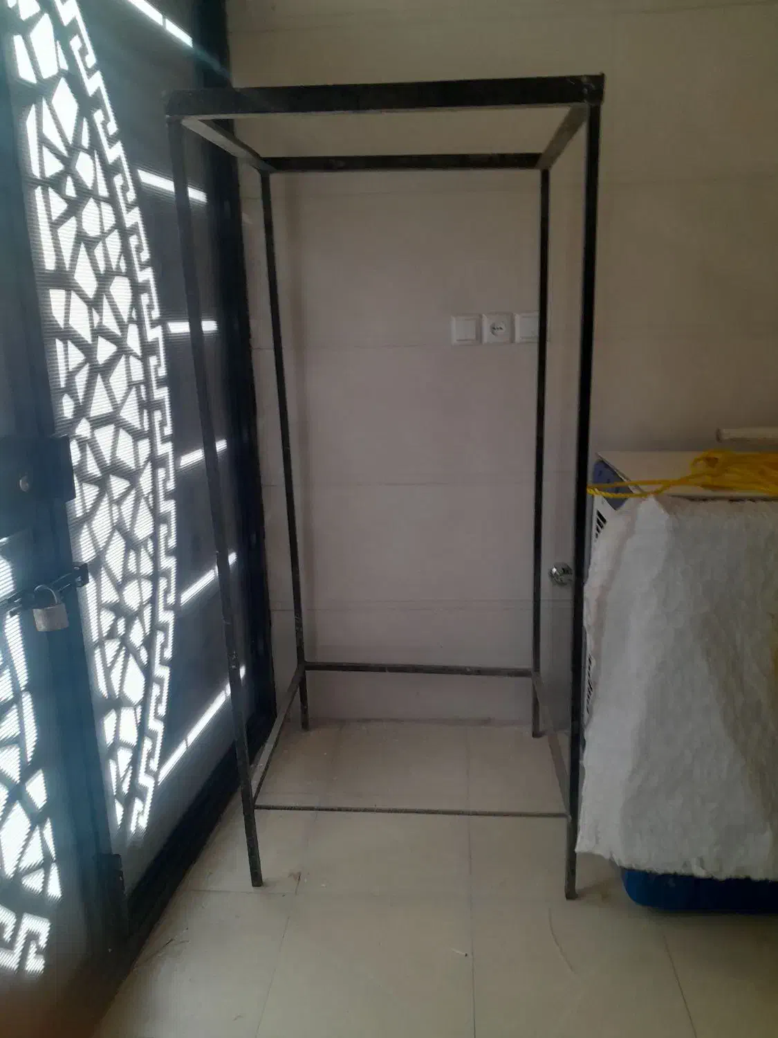 چهارپایه آهنی|صندلی و نیمکت|قم, قلعه کامکار|دیوار