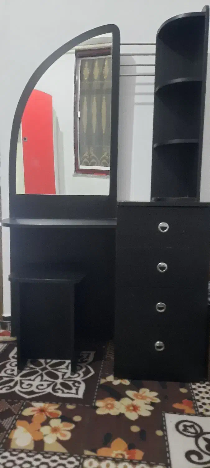 میز ارایش شیک و تمیز|تخت و سرویس خواب|رشت, گیل|دیوار