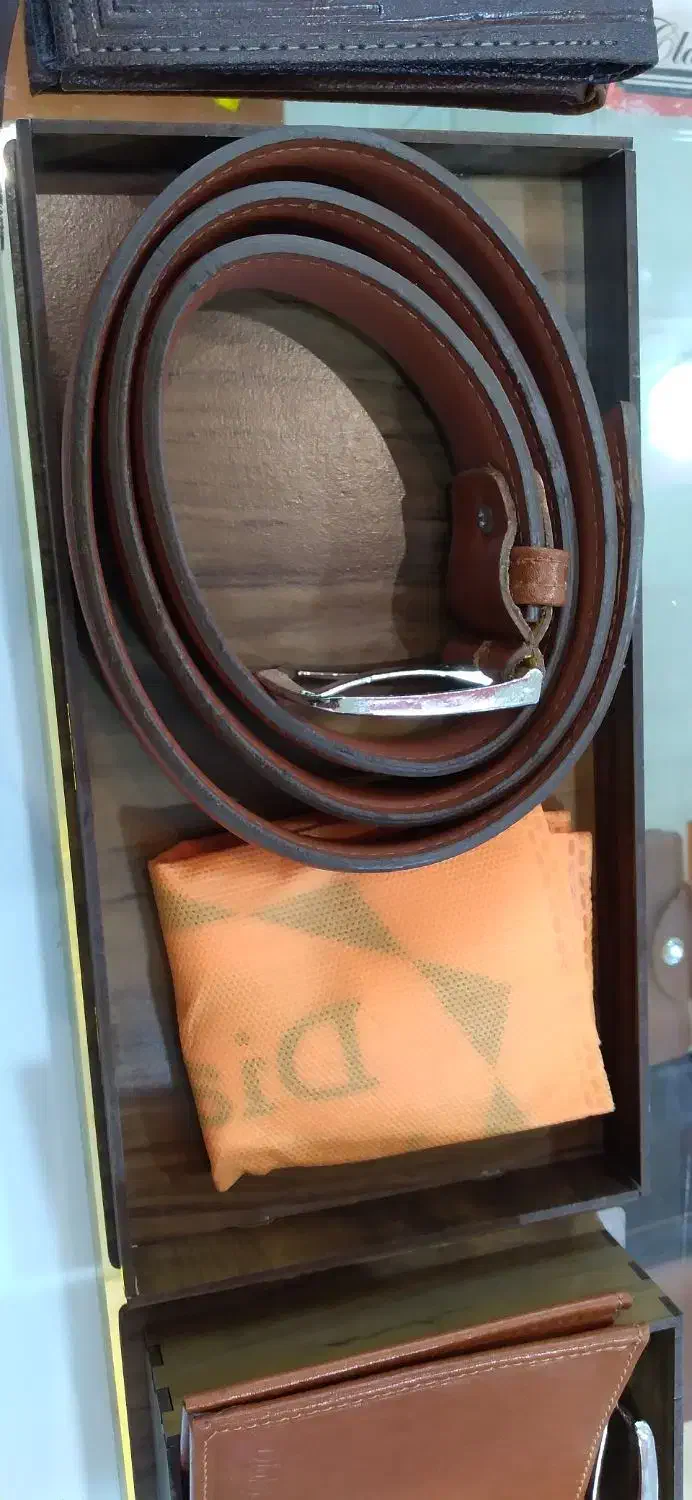 کمربند و کیف پول چرم اصل همراه جعبه چوبی|کیف، کفش، کمربند|بندر ماهشهر, |دیوار