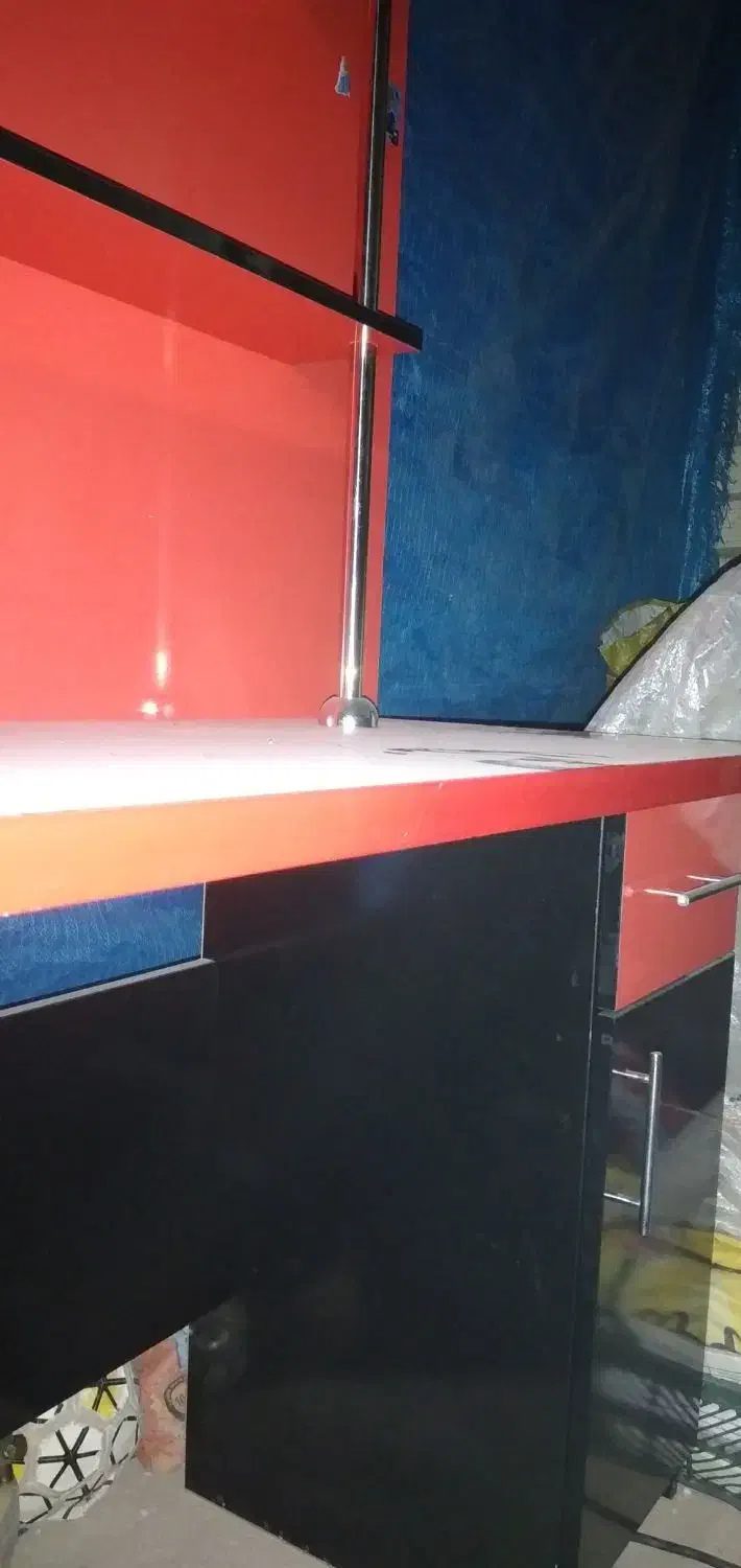 میز تحریر نو هست دو سه ماه استفاده شده|میز تحریر و کامپیوتر|خرم‌آباد, |دیوار